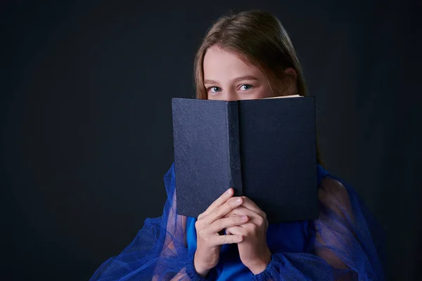 Prohnaná Dívka Skryla Tvář Knihu Jsou Viditelné Pouze Oči — Stock fotografie