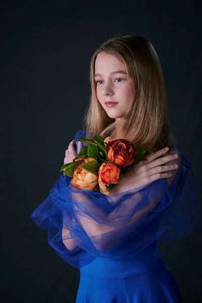Девочка Подросток Синем Платье Букетом Цветов Темный Фон Студия — стоковое фото