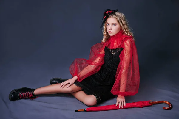 赤い襟と傘の黒いドレスを着た女の子のレトロな肖像画 ヴィンテージ帽子 スタジオだ 暗い背景 — ストック写真