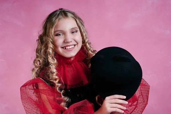 Портрет Милой Девочки Подростка Ребенок Черной Шляпе Платье Красными Рукавами — стоковое фото