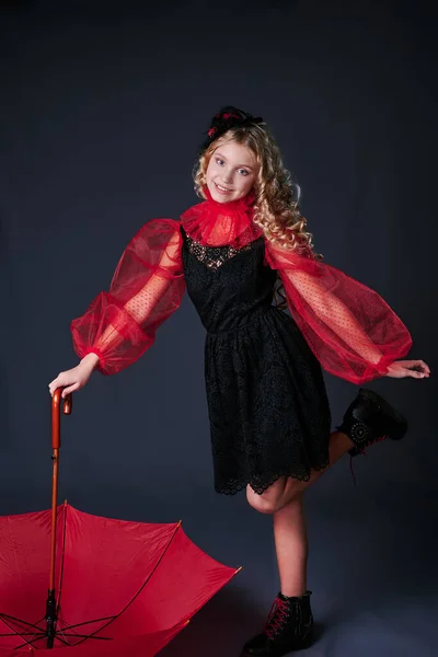 Schattig Meisje Dansen Poseren Met Rode Paraplu — Stockfoto