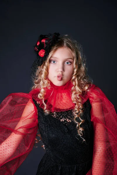 Смешной Портрет Губами Девочки Подростка Ретро Платье Красными Рукавами Шляпа — стоковое фото