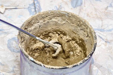 Çözümü kabın içinde karıştırıyorum. inşaat, onarım