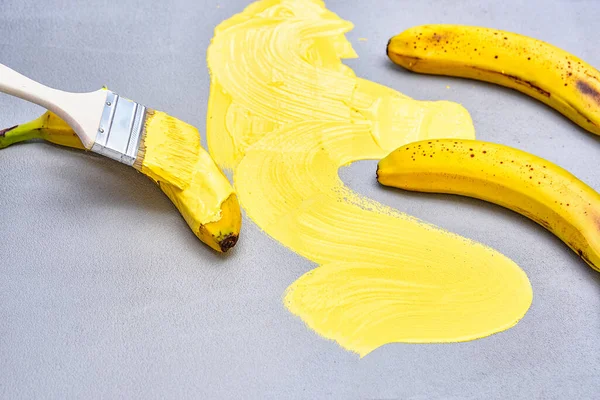 Dos Plátanos Pincel Dibujo Amarillo Sobre Fondo Hormigón — Foto de Stock