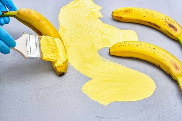 Hombre Guantes Azules Pintando Plátano Con Pincel Con Pintura Amarilla — Foto de Stock