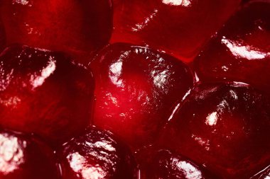 Kabuğu soyulmuş olgun nar dokusu. Yakın plan. makro