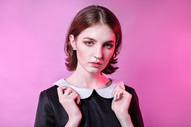 Dramatik gizemli genç kız portresi. pembe arkaplan