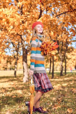 Sarı turuncu yapraklı genç bir kızın sonbahar portresi.