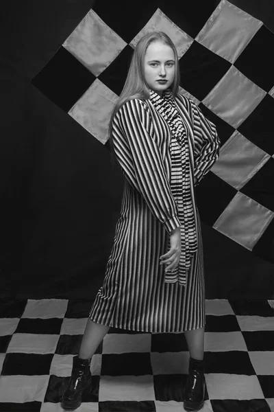 Модный Портрет Молодой Девушки Черно Белом Платье Студийные Фотографии Черный — стоковое фото