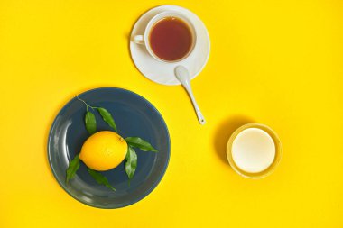 Sarı limonlu çay ve bal tabağı. sarı arkaplan