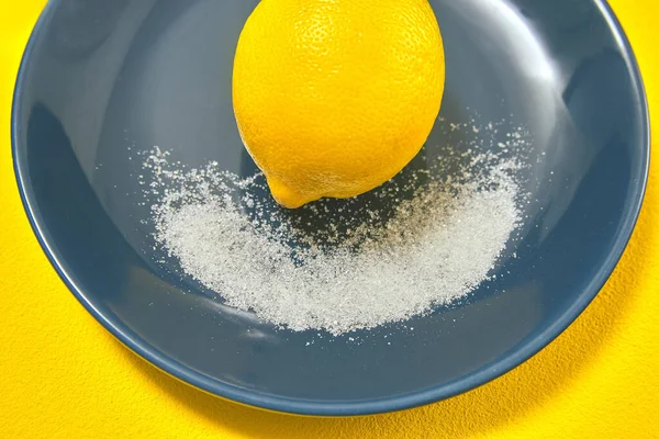 Limón Amarillo Entero Plato Azul Con Azúcar — Foto de Stock