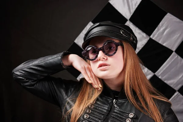 Deri Şapkalı Gözlüklü Genç Kızın Portresi Damalı Siyah Beyaz Arkaplan — Stok fotoğraf