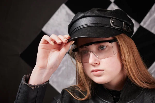 Retrato Menina Boné Couro Óculos Transparentes Xadrez Preto Branco Fundo — Fotografia de Stock