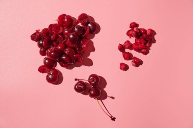 Çürümüş kiraz. pembe arkaplan