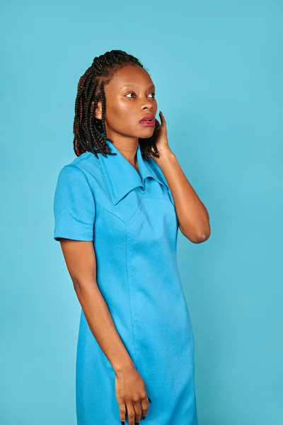 Portrait Belle Afro Américaine Robe Coiffure Tresse Fond Bleu — Photo