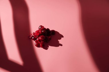 Olgun soyulmuş kiraz. pembe arkaplan