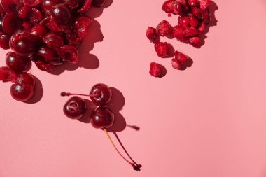 Çürümüş kiraz. pembe arkaplan