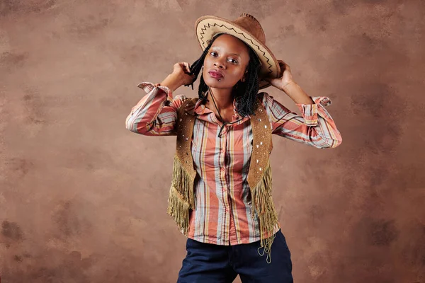 Fille Afro Américaine Cow Boy Avec Chapeau Fond Brun — Photo