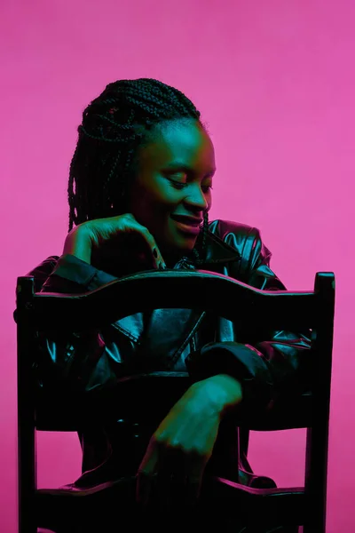 Afro Américaine Dans Lumière Néon Assied Sur Chaise Fond Rose — Photo
