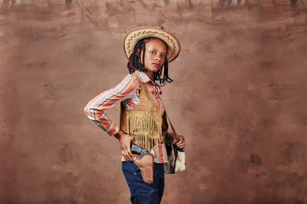 Portrait Une Cowboy Afro Américaine Avec Chapeau Pistolet Dans Étui — Photo
