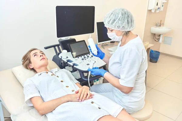 Lékař Provede Ultrazvuk Štítné Žlázy Dívce Pacienta Klinice — Stock fotografie