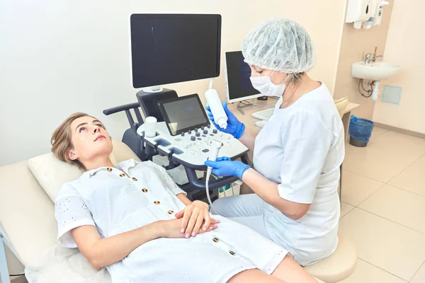 Médico Hace Ultrasonido Las Glándulas Tiroideas Chica Del Paciente Clínica — Foto de Stock