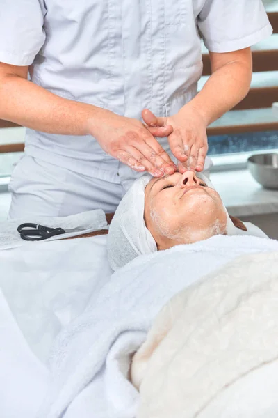 Médico Limpa Rosto Paciente Com Sabão Cuidados Com Pele Cosmetologia — Fotografia de Stock