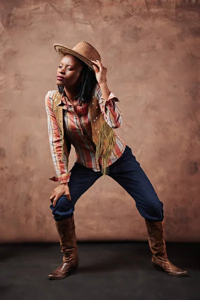 Афроамериканська Дівчина Ковбой Капелюхом Коричневий Фон — стокове фото