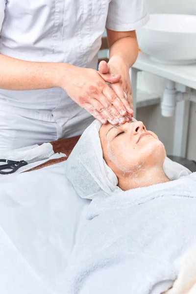Médico Limpa Rosto Paciente Com Sabão Cuidados Com Pele Cosmetologia — Fotografia de Stock