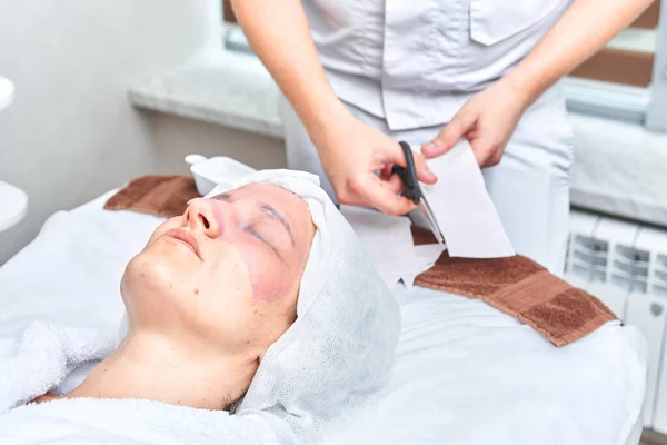 Médico Cosmetologista Prepara Máscara Facial Colágeno Para Paciente Sexo Feminino — Fotografia de Stock