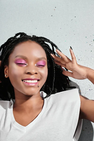 Портрет Щасливої Афроамериканської Дівчини Дредлоками Зачіска — стокове фото