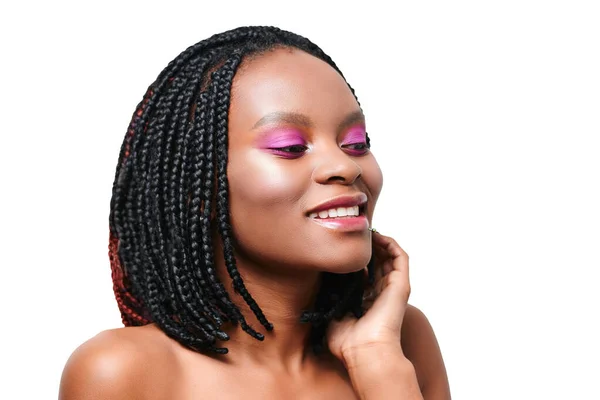 Mutlu Afro-Amerikan kızının portresi. Pembe makyaj suratı. Beyaz arka plan. izole et