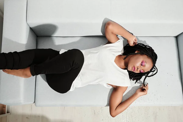 African American Girl White Shirt Black Jeans Sofa Resting Morning — Stock Photo, Image