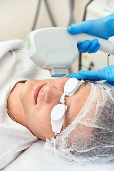 Terapia Facial Con Láser Para Hombre Los Ojos Están Protegidos — Foto de Stock