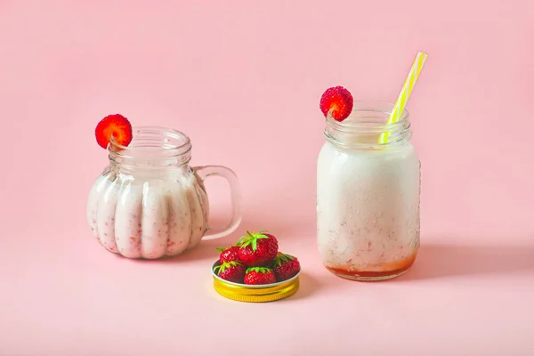 Batido Fresa Fresca Vasos Fresas Maduras Fondo Rosa — Foto de Stock