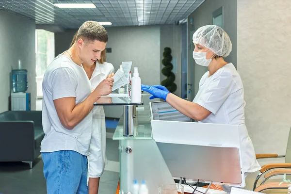 Joven Hospital Recepción Llena Documentos Con Médico — Foto de Stock