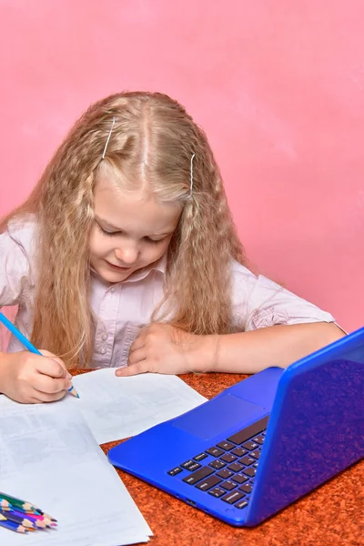 Αποστάσεως Εκπαίδευση Παιδί Μελετάει Στο Λάπτοπ Μαθήτρια Γράφει Μολύβι Ροζ — Φωτογραφία Αρχείου