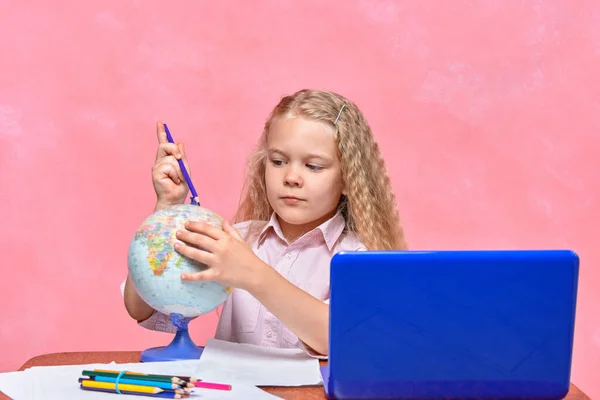Μαθήτρια Τον Κόσμο Κοριτσάκι Στο Λάπτοπ Online Μάθηση — Φωτογραφία Αρχείου