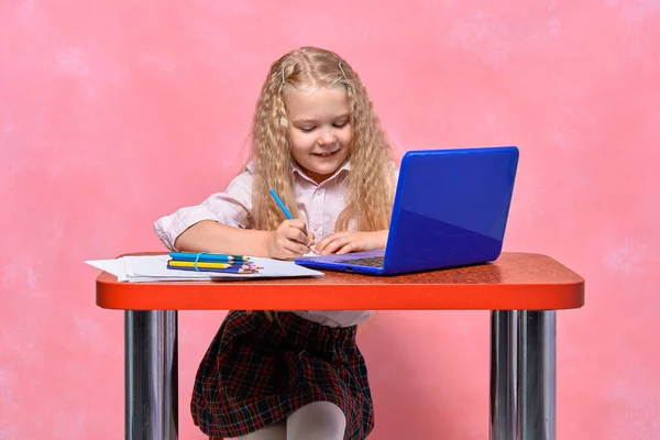 Μαθήτρια Γράφει Μαθήματα Στο Σημειωματάριο Online Μάθηση Για Laptop Εικόνα Αρχείου