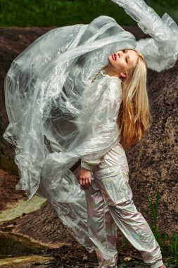 Selofan içinde güzellik modeli. Moda kızı hareket halinde