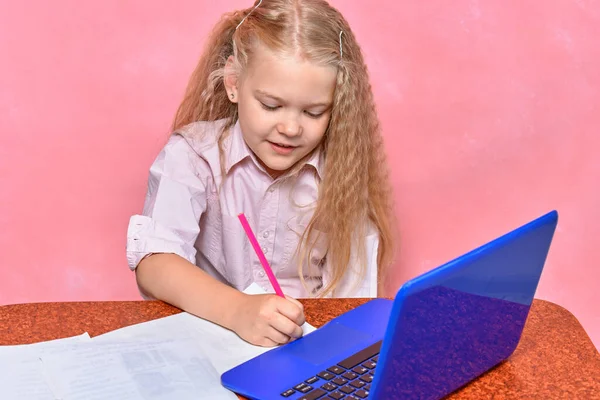 Colegiala Escribe Lecciones Cuaderno Aprendizaje Línea Para Ordenador Portátil — Foto de Stock