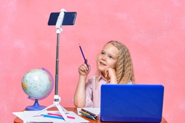 Online video konferansı. Online eğitim. Liseli kız bilgisayar ve akıllı telefon kullanmayı uzaktan öğreniyor. konsept