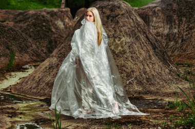 Selofan filminde moda kadını. Soyutlama. konsept