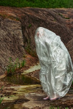 Selofana sarılmış model kız. Sanat. konsept. arkaplanda toprağı dokunun