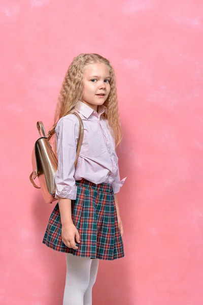 Πορτραίτο Του Μικρού Κοριτσιού Σακίδιο Μαθήτρια Στολή Ροζ Φόντο — Φωτογραφία Αρχείου