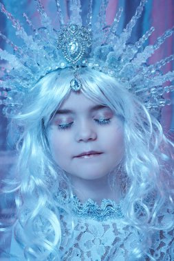 Taçtaki Kar Kraliçesi 'nin çocuğunun portresi. Peri masalı kavramı
