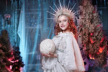 Karlı bir perinin taçtaki çocuk portresi