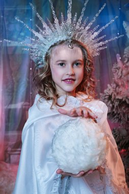 Karlı bir perinin taçtaki çocuk portresi