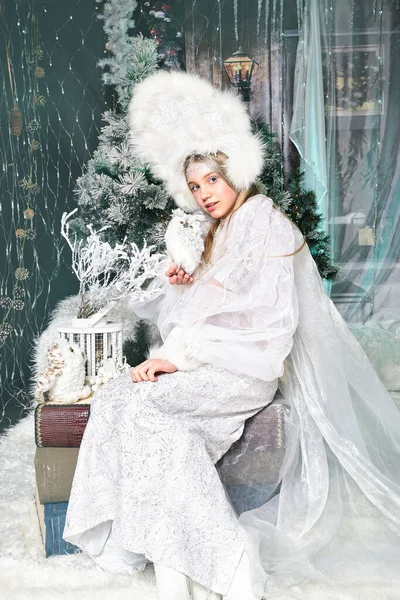 Ormandaki kar prensesi. Muhteşem manzara.