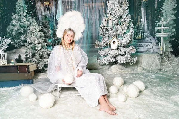 Karlı bir perinin taçtaki çocuk portresi